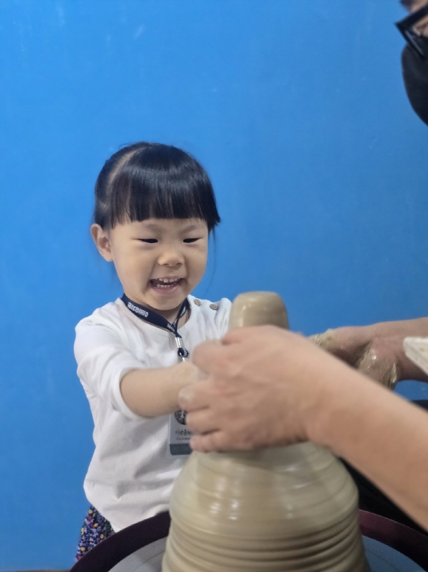 흙으로 놀아요.